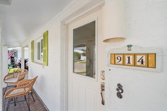 Building Photo - 914 Spanish Dr S