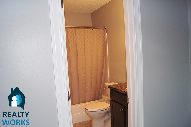 Building Photo - Well Maintained Townhome!