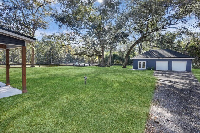 Building Photo - Spacious 3 Bedroom Home with Bonus Suite i...