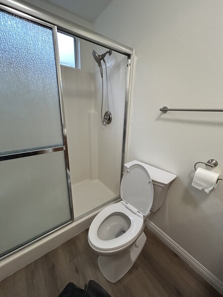 Bedroom 2 en-suite full bathroom - 12421 Dorland St