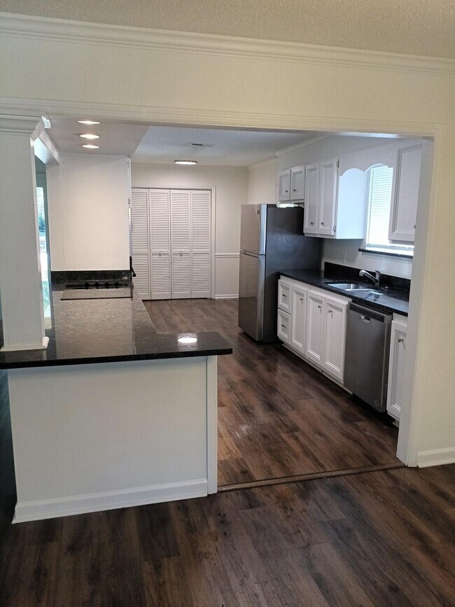 Building Photo - 4430 Goshen Lake Dr S