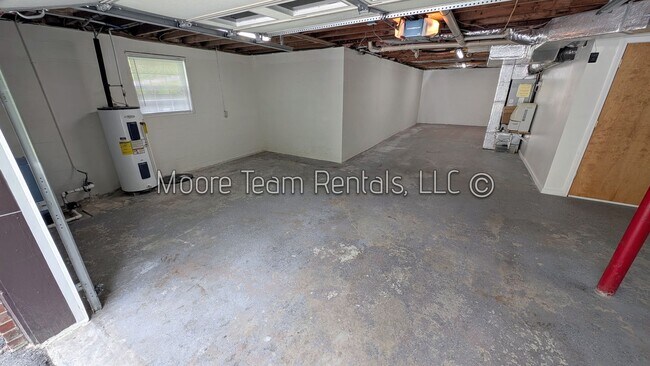 Building Photo - 3/2 House W/ Basement Garage/Storage