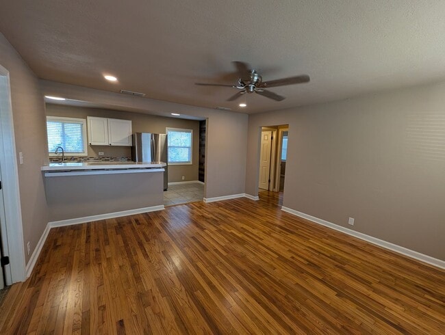 Building Photo - 3 Bedroom House in Shasta Lake, Fridge, Wa...