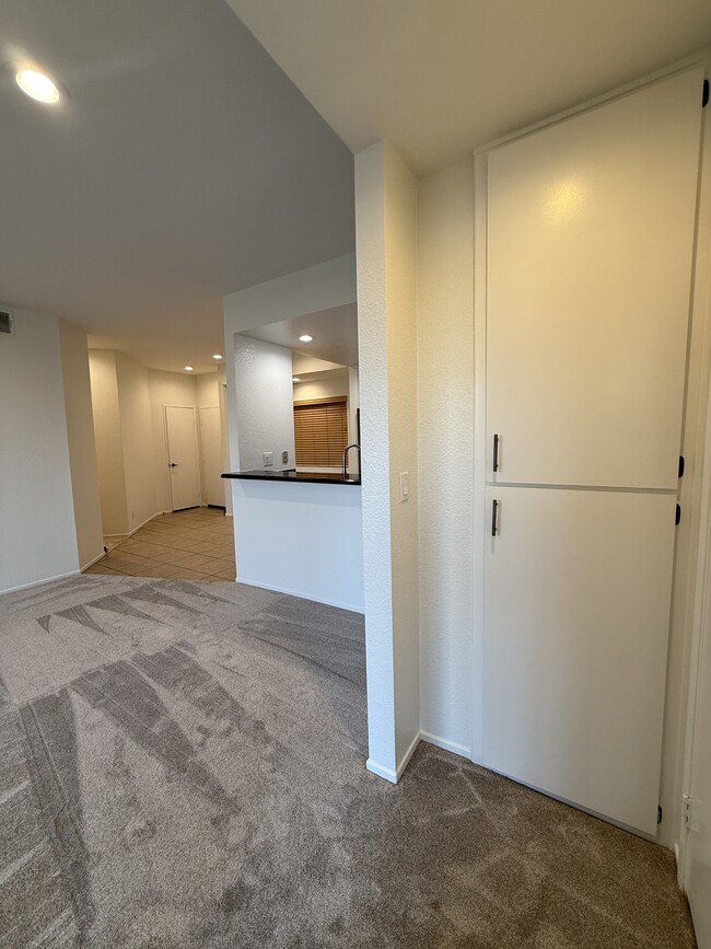 Building Photo - 221 S Oak Knoll Ave