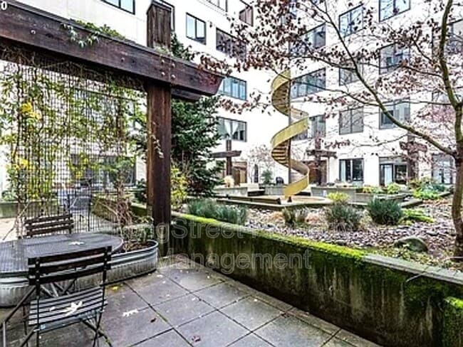 Building Photo - 1420 NW Lovejoy St