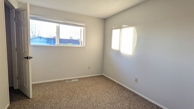 Building Photo - Quiet 4/2 in the Arcata Bottoms