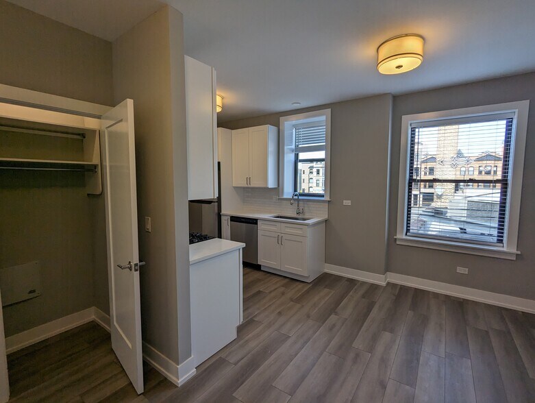 Building Photo - 3935 N Janssen Ave