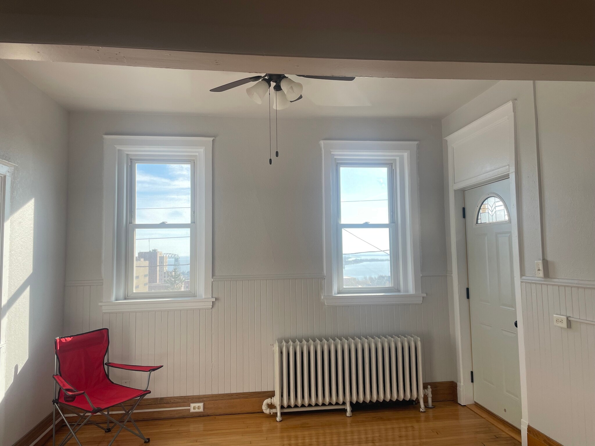 Living room - 317 N 4th Ave W