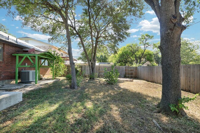Building Photo - Fully Renovated Single-Story Brick Home in...