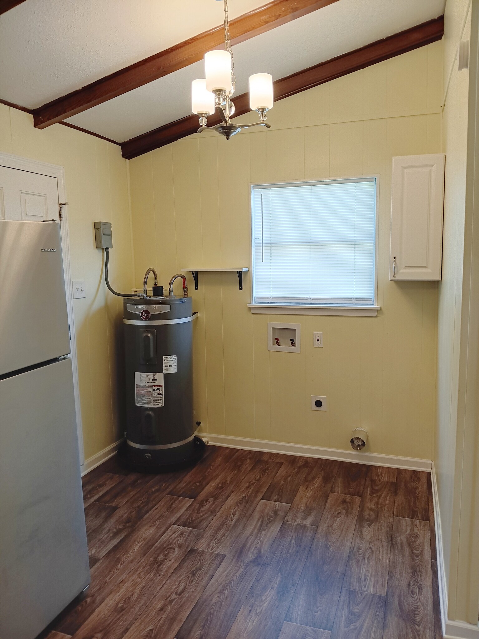 Laundry hook-ups - 650 S E RR Ave