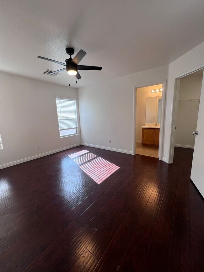Building Photo - MOVE IN TODAY! 3 bed 2.5 bath home in the ...