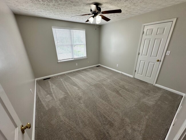 Building Photo - Lovely 2-Bedroom, 1.5-Bath Townhome in a Desirable Hamburg Location!
