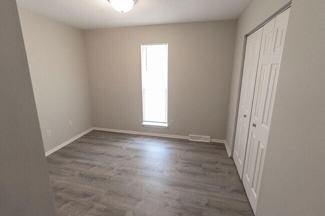 Building Photo - 215 Wheaton Ct