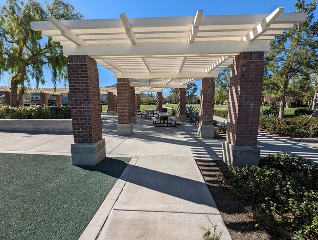 Building Photo - NATURE TRAIL CHINO  (5 BED, 2.5 BATH)