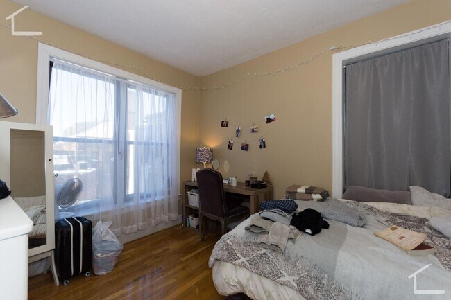 Building Photo - Renovated Allston / BU West Campus 3 Bed/2 Bath for September 1st