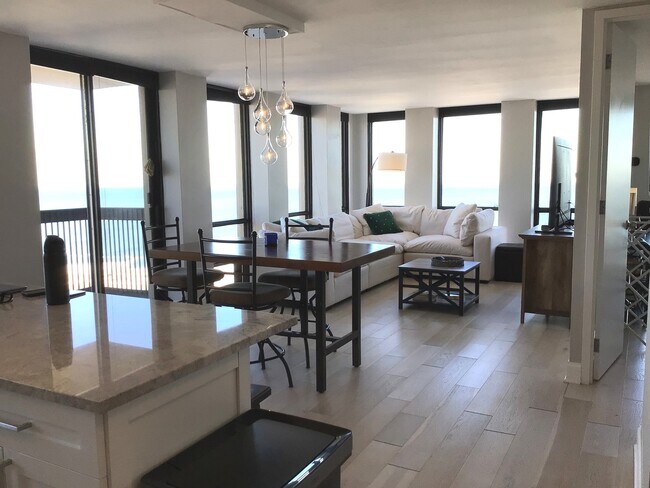 Building Photo - 1660 N La Salle Dr