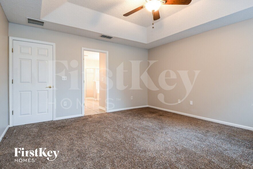 Building Photo - 848 MacKenzie Cir