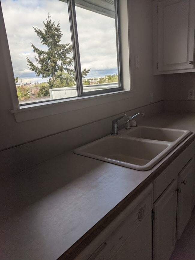 Building Photo - Mercer Island 2 bedroom Condo