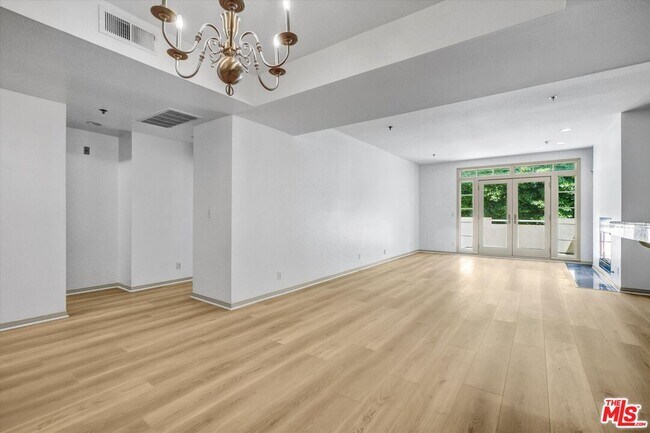 Building Photo - 2222 Beachwood Dr