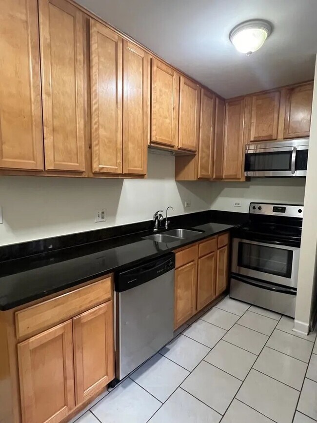 Building Photo - 3339 N Lamon Ave