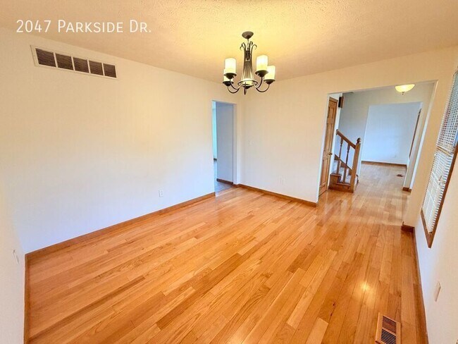 Building Photo - 2047 Parkside Dr