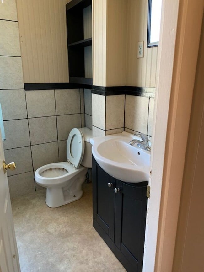 Building Photo - 805 W 3rd St