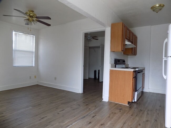 Building Photo - 669 W Osceola St