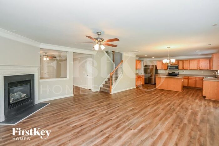 Building Photo - 10827 Glenluce Ave