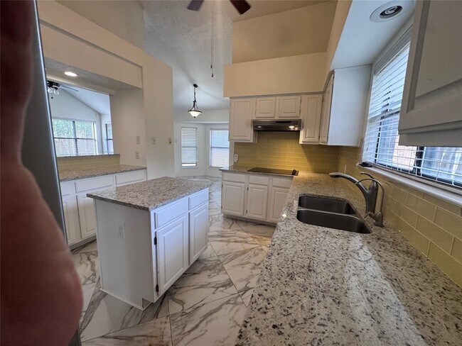 Building Photo - 306 Applewood Dr