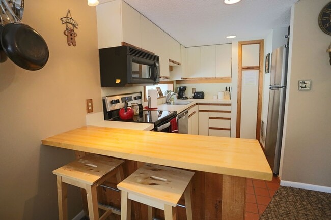 Building Photo - Seasonal 6 Month Lease Available!  $1,700/ mo Charming Two-Bedroom Condo in Waterville, NH!