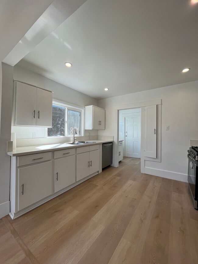 Building Photo - 2+1 w/all appliances + garage in central L...