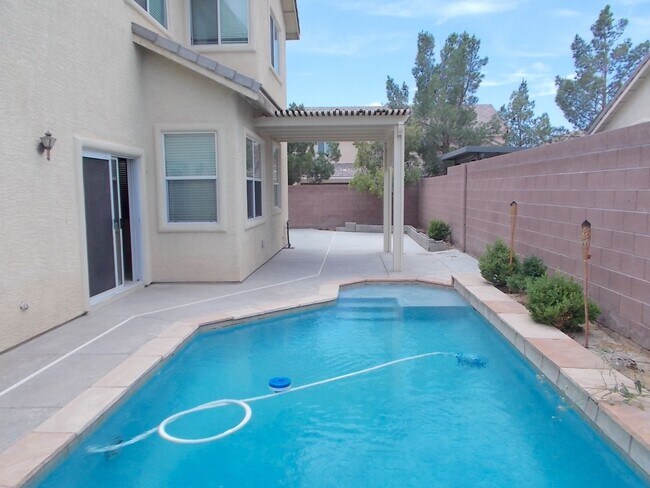 Building Photo - Beautiful 4BR Home with Pool, Loft, and 3-...