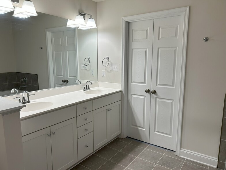 Main Bathroom - 6813 Dunton Rd