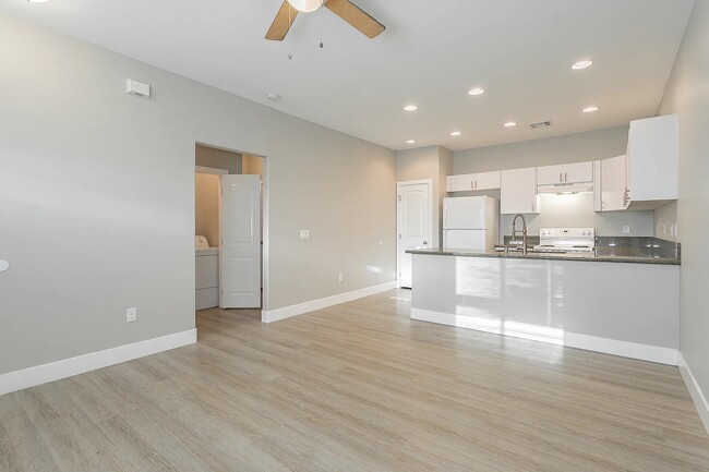 Building Photo - 1701 S Dandelion St