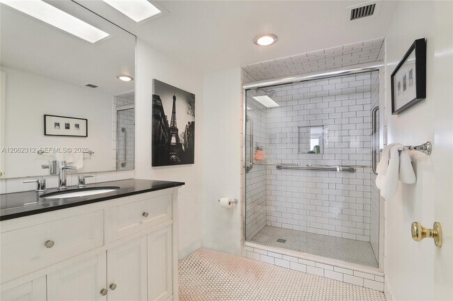 Building Photo - 2200 S Ocean Ln