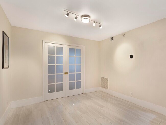 Building Photo - 955 Egret Cir