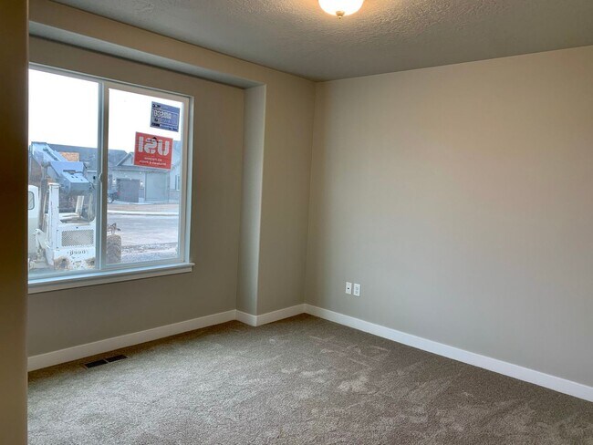 Building Photo - BEAUTIFUL LAKE POINT RAMBLER AVAILABLE July 8th!