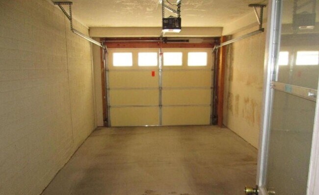 Building Photo - 2 Bedroom, 2 Bath Home, Section 8 Accepted!