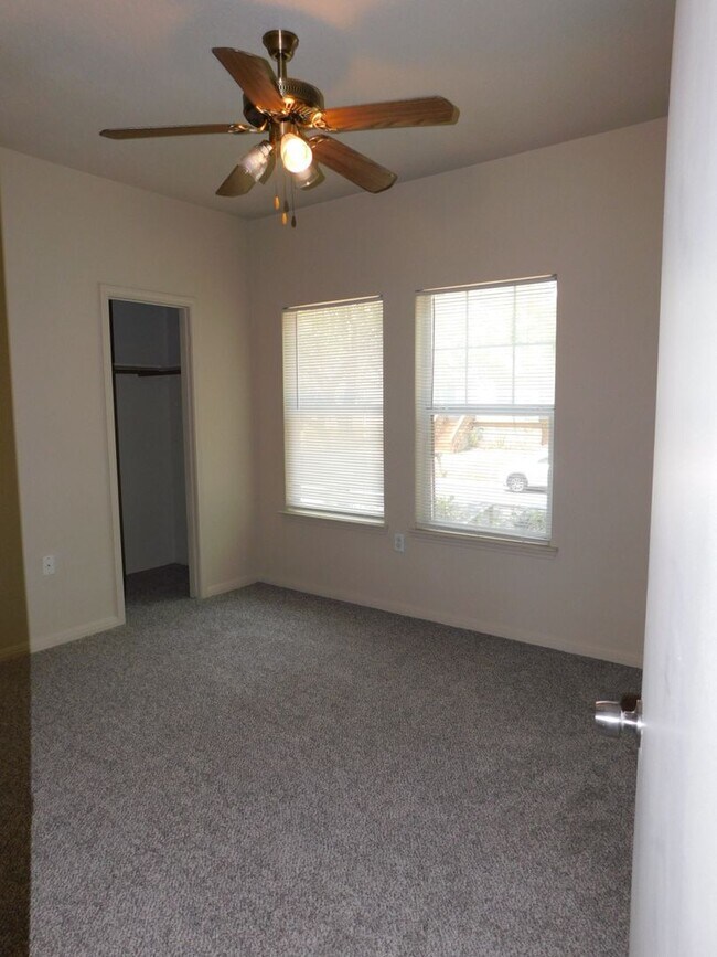 Building Photo - 1811MAPLE