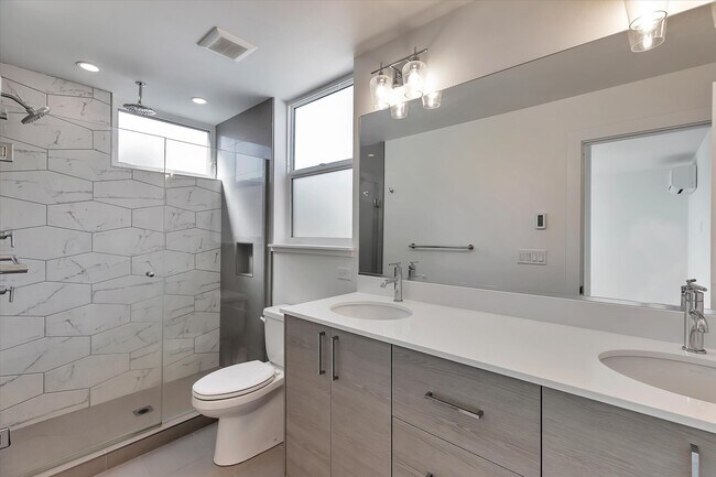 Building Photo - 1907 15th Ave S