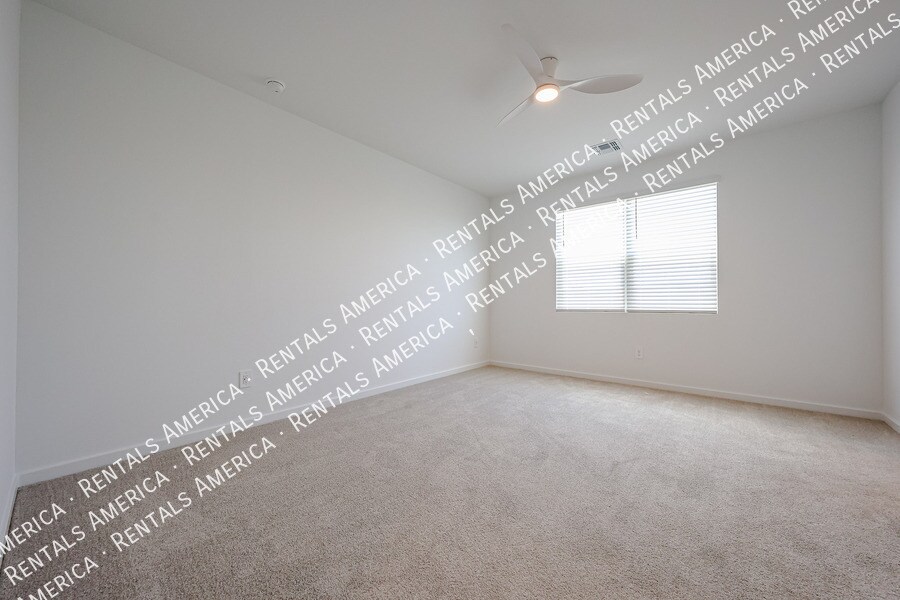 Building Photo - 3380 N Camden Dr