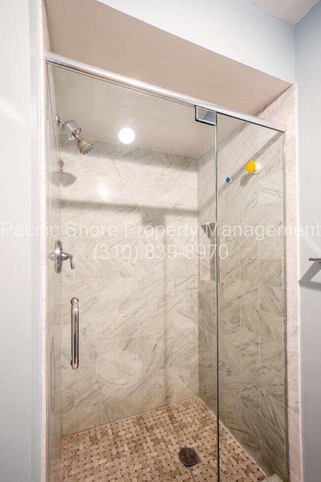 Building Photo - Updated 3-Bedroom First-Floor Condo in Prime Santa Monica Location