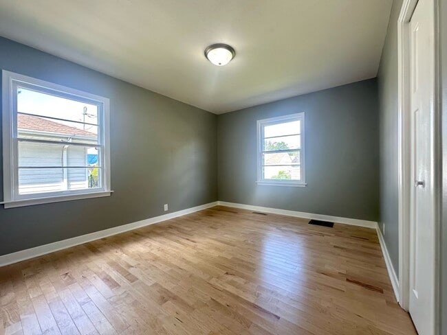 Building Photo - Gorgeous 4 Bedroom 1 Bathroom Home in Rich...