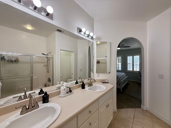 Building Photo - Vibrant 3 Bedroom Townhome in Bressi Ranch