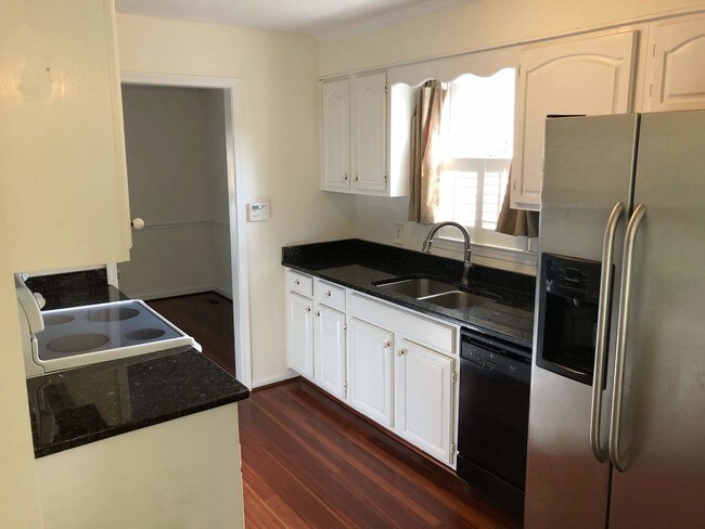 Building Photo - 421 Ravenel St
