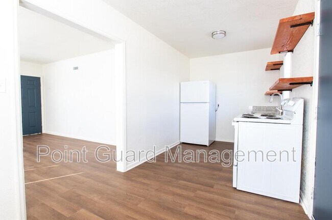 Building Photo - 842 Sylvan Ln