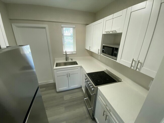 Building Photo - 115 Lucerne Ave