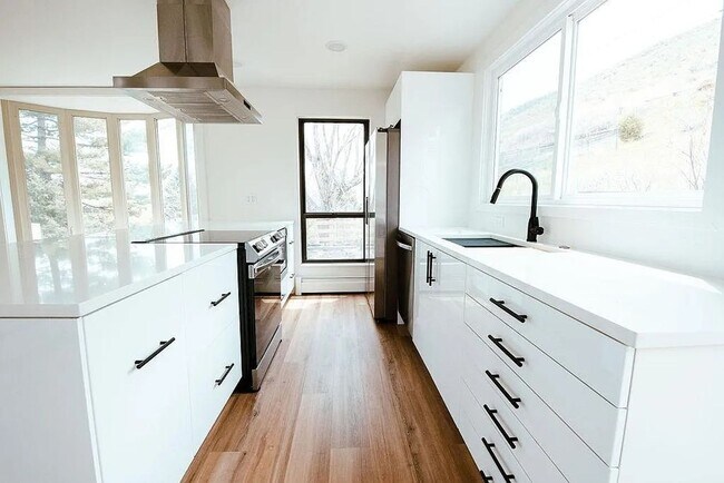 Building Photo - LUX 3BD, 3BA Foothills Home Only 5 Minutes...