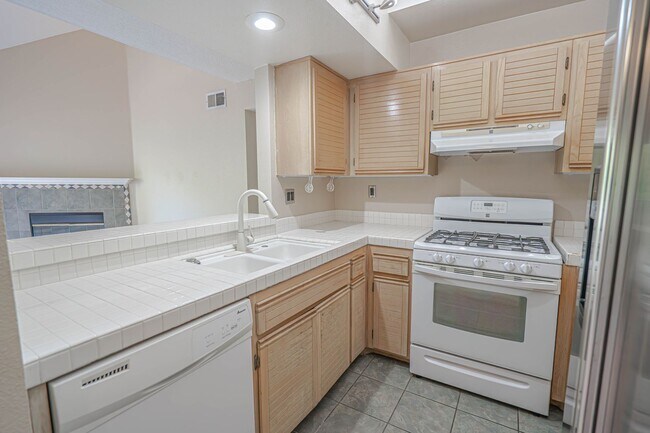 Building Photo - COMING SOON! 2 Bedroom Condo in Valencia!