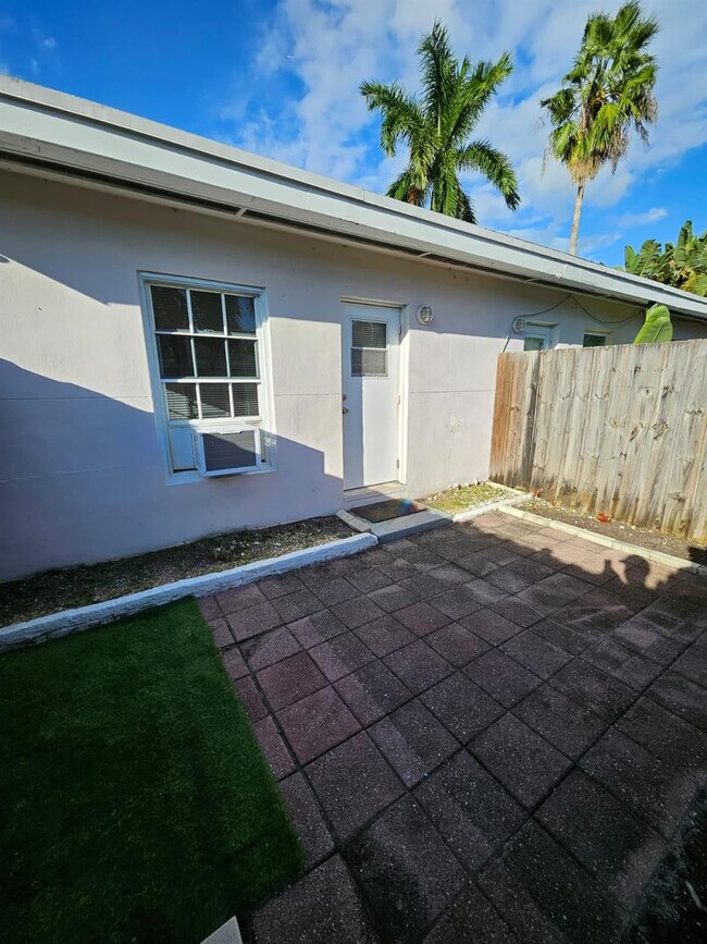 Building Photo - 1100 NE 12th Ave